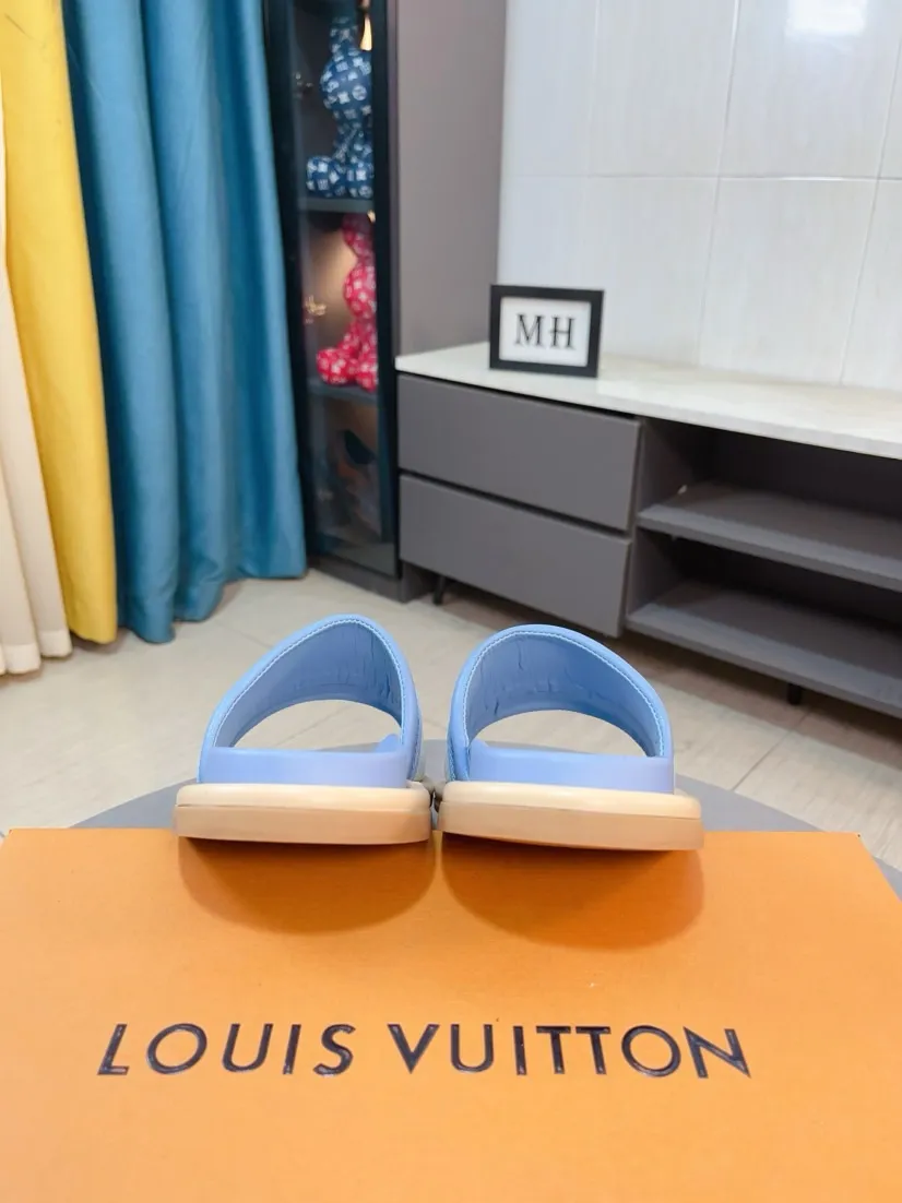 Ex-factory price 360🌹🌹 (lv-Louis Vuitton) New men's slippers, high-end boutique, exquisite embossed logo decoration on the upper, fine workmanship, super soft soles, casual, loose and comfortable, a must-have in summer! \nsize：38-44
